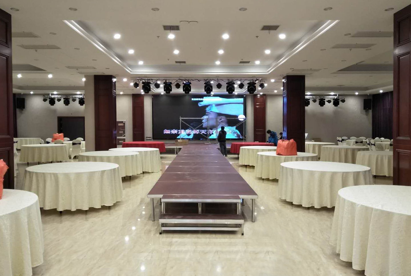 江蘇亮彩室內(nèi)P3全彩LED顯示屏助力常州橫山橋百順宴會廳